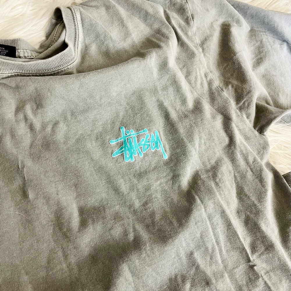 light grey tee from Stussy! 🤍✨